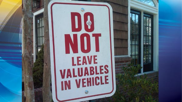 sign showing "do not leave valuables in vehilce"